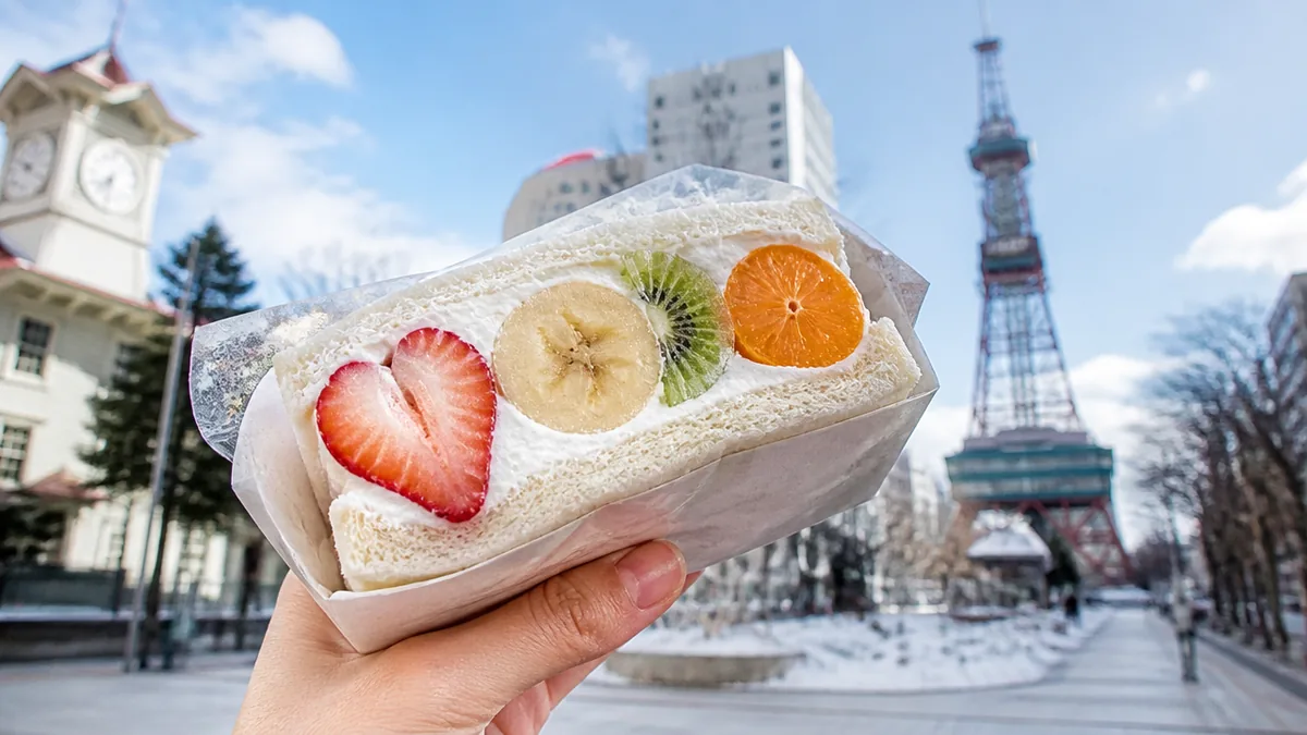 行列覚悟の映えスイーツ|フルーツサンドを食べ歩くの解説画像